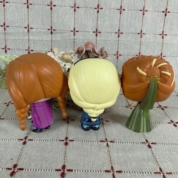 Funko Pop Disney Frozen #119 Coronation Anna, #116 Young Elsa & #81 Anna Bundle - Picture 3 of 10